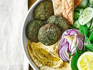 فلافل السبانخ وطبق الحمص