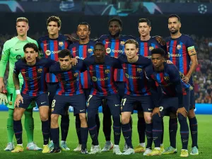 Barcelona players pose for a group picture before the start of the UEFA Champions League 1st round day 5, Group C football match between FC Barcelona and FC Bayern Munich at the Camp Nou stadium in Barcelona on October 26, 2022. (Photo by Pau BARRENA / AFP)