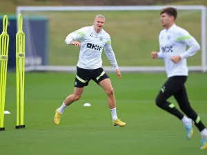Manchester City's Norwegian striker Erling Haaland (L) and Manchester City's English defender John Stones attend a team training session at Manchester City training ground in Manchester on October 24, 2022, on the eve of their UEFA Champions League group G football match against Dortmund. (Photo by Lindsey Parnaby / AFP)