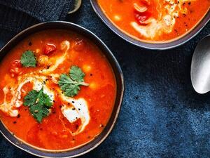 شوربة الحمص المدخن مع الاعشاب واللبن