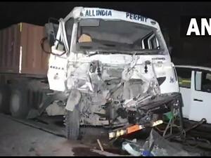 عشرات القتلى والجرحى بتصادم حافلة بعربة ترولي في الهند