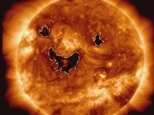 الشمس مبتسمة