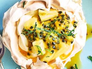 فانيليا بافلوفا مع الأناناس والباشن فروت