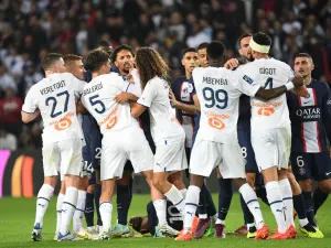 Marseille's French defender Samuel Gigot (2R) receives a red card after tackling Paris Saint-Germain's Brazilian forward Neymar (down) during the French L1 football match between Paris Saint-Germain (PSG) and Olympique de Marseille (OM) at the Parc des Princes Stadium in Paris, on October 16, 2022. (Photo by Bertrand GUAY / AFP)