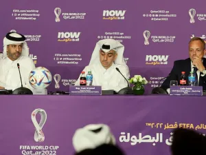 Nasser al-Khater (L), the chief executive of the FIFA World Cup Qatar 2022 organisation, Yasir al-Jamal (C), the chairman of the operations office of Qatar's Supreme Committee and Colin Smith, FIFA's World Cup chief operating officer, give a press conference in Doha on October 17, 2022. (Photo by KARIM JAAFAR / AFP)
