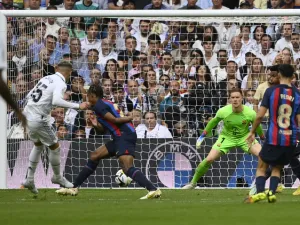 Real Madrid's Uruguayan midfielder Federico Valverde (L) scores his team's second goal during the Spanish League football match between Real Madrid CF and FC Barcelona at the Santiago Bernabeu stadium on October 16, 2022. (Photo by PIERRE-PHILIPPE MARCOU / AFP)