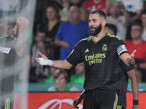 Real Madrid's French forward Karim Benzema gestures after scoring a goal that was later annulled during the Spanish league football match between Elche CF and Real Madrid CF at the Martinez Valero stadium in Elche on October 19, 2022. (Photo by JOSE JORDAN / AFP)