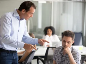 4 أسباب تجعل الموظفين لاتباع تعليمات المديرين ‏السيئين