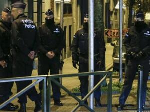 وأصيب المشتبه به بطلقات نارية في الساقين والبطن، ونقل إلى المستشفى مع عنصري الشرطة المصابين