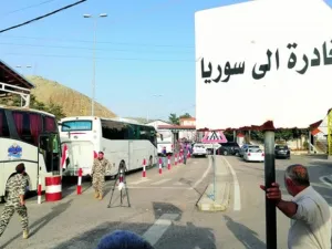 دفعة أولى من اللاجئين السوريين بلبنان تصل الحدود