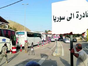 دفعة أولى من اللاجئين السوريين بلبنان تصل الحدود