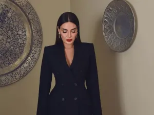 سيرين عبد النور بفستان أسود ساحر من تصميم رامي القاضي