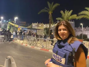 وتعتبر شيرين أبو عاقلة الصحافية رقم 46 من الاعلاميين الفلسطينيين الذين استشهدو على يد قوات إسرائيلية منذ عام 2000