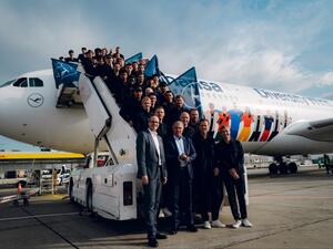 صورة متداولة لطائرة المثليين والشواذ المطرودة من مطار الدوحة