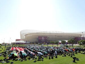 صلاة الجمعة أمام استاد أحمد بن علي