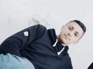 منفذ عملية الطعن بمستوطنة أريئيل هو الشهيد محمد مراد سامي صوب (19 عامًا) من بلدة حارس قضاء سلفيت، ووالده أسير سابق من حركة فتح.