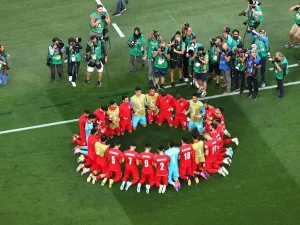 المنتخب الايراني رفض اداء النشيد الوطني تضامنا مع الثورة 