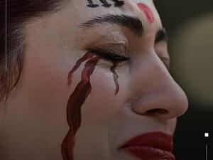 فتاة ايرانية تتضامن مع الثورة الشعبية في بلادها في كأس العالم