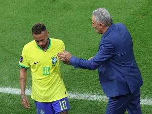 Brazil's coach #00 Tite greets Brazil's forward #10 Neymar as he is replaced during the Qatar 2022 World Cup Group G football match between Brazil and Serbia at the Lusail Stadium in Lusail, north of Doha on November 24, 2022. (Photo by Giuseppe CACACE / AFP)