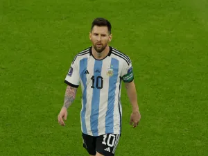 Argentina's forward #10 Lionel Messi leaves at half-time in the Qatar 2022 World Cup Group C football match between Argentina and Mexico at the Lusail Stadium in Lusail, north of Doha on November 26, 2022. (Photo by Odd ANDERSEN / AFP)