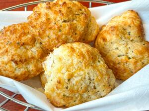 مقبلات كأس العالم مخبوزات بنكهة الجبن والثوم