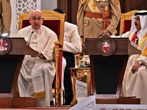 Pope Francis (F) with King Hamad bin Isa Al Khalifa (R)