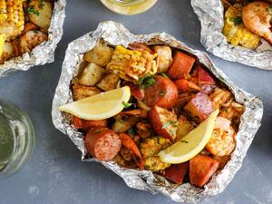 الروبيان المشوي مع الخضار في أكياس الالمنيوم