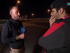 رجل أمن قطري يأمر مذيع بنزع شعار المثليين من ذراعه