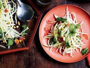 سلطة المانجو الخضراء الحارة مع السمك المدخن 