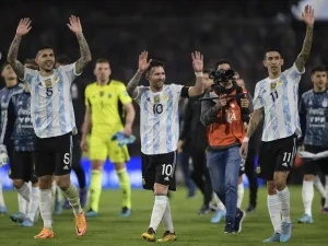 Argentina's Lionel Messi (C), Argentina's Angel Di Maria (R) and Argentina's Leandro Paredes celebrate after the South American qualification football match for the FIFA World Cup Qatar 2022 between Argentina and Venezuela at La Bombonera stadium in Buenos Aires on March 25, 2022. (Photo by JUAN MABROMATA / AFP)