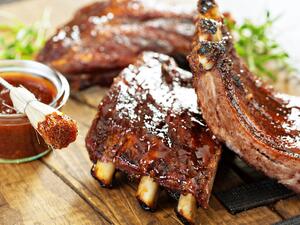 أضلاع لحم البقر المشوية بصلصة الباربيكيو