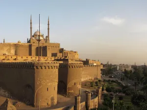 شاب يلقي بنفسه من فوق سور القلعة بالقاهرة