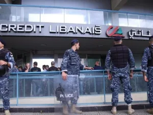 عناصر من الامن اللبناني أمام بنك الاعتماد في بيروت