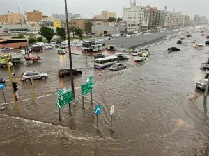 الأمطار الغزيرة تسبب السيول والفيضانات في مدينة جدة 