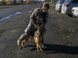 مجندة اوكرانية تداعب كلبها في خيرسون