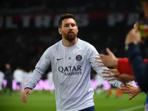 Paris Saint-Germain's Argentine forward Lionel Messi greets supporters ahead of the French L1 football match between Paris Saint-Germain (PSG) and Olympique de Marseille (OM) at the Parc des Princes Stadium in Paris, on October 16, 2022. (Photo by FRANCK FIFE / AFP)
