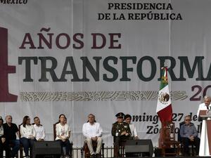 رئيس المكسيك يلقي كلمة أمام مئات الآلاف من أنصاره في مكسيكو سيتي (أ ف ب)