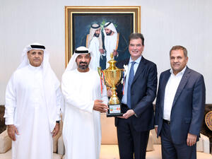 سمو الشيخ أحمد بن سعيد آل مكتوم يتسلم كأس بطولة الأندية العربية للسيدات 2022 من رئيس نادي بيروت لكرة السلة