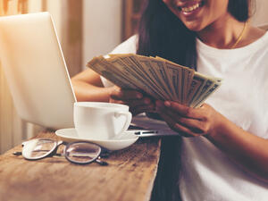 6 Websites that will pay you $10 a day from your home