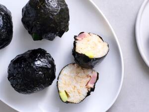 مقبلات كأس العالم كرات سوشي بالأعشاب البحرية