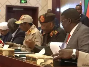 يُنقى الجيش من أي وجود سياسي حزبي وتقتصر جهاز المخابرات على جمع المعلومات وتحليلها للجهات المختصة 