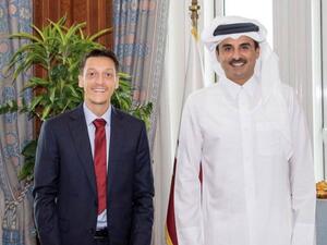 الشيخ تميم مع مسعود أوزيل 