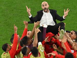 لاعبو المغرب يحتفلون مع الركراكي بالتأهل التاريخي (المصدر: أ ف ب)