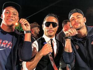 الشيف نصرت برفقة مبابي ونيمار في وقت سابق 