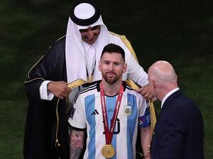 الشيخ تميم بن حمد يقدم البشت للأسطورة ميسي