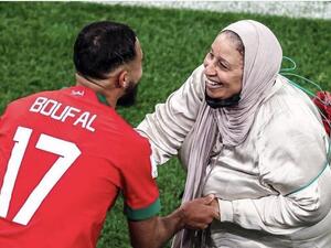 سفيان بوفال ووالدته خلال احتفالات التأهل لدور نصف النهائي