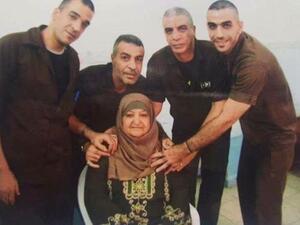 الاشقاء الاسرى مع والدتهم 