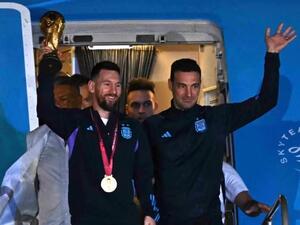 ميسي يصل العاصمة الأرجنتينية حاملًا كأس العالم