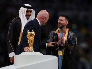 الأمير تميم بن حمد يهدي مسي البشت العربي