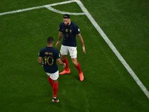 France's forward #09 Olivier Giroud celebrates with France's forward #10 Kylian Mbappe after scoring his team's first goal during the Qatar 2022 World Cup round of 16 football match between France and Poland at the Al-Thumama Stadium in Doha on December 4, 2022. (Photo by MANAN VATSYAYANA / AFP)